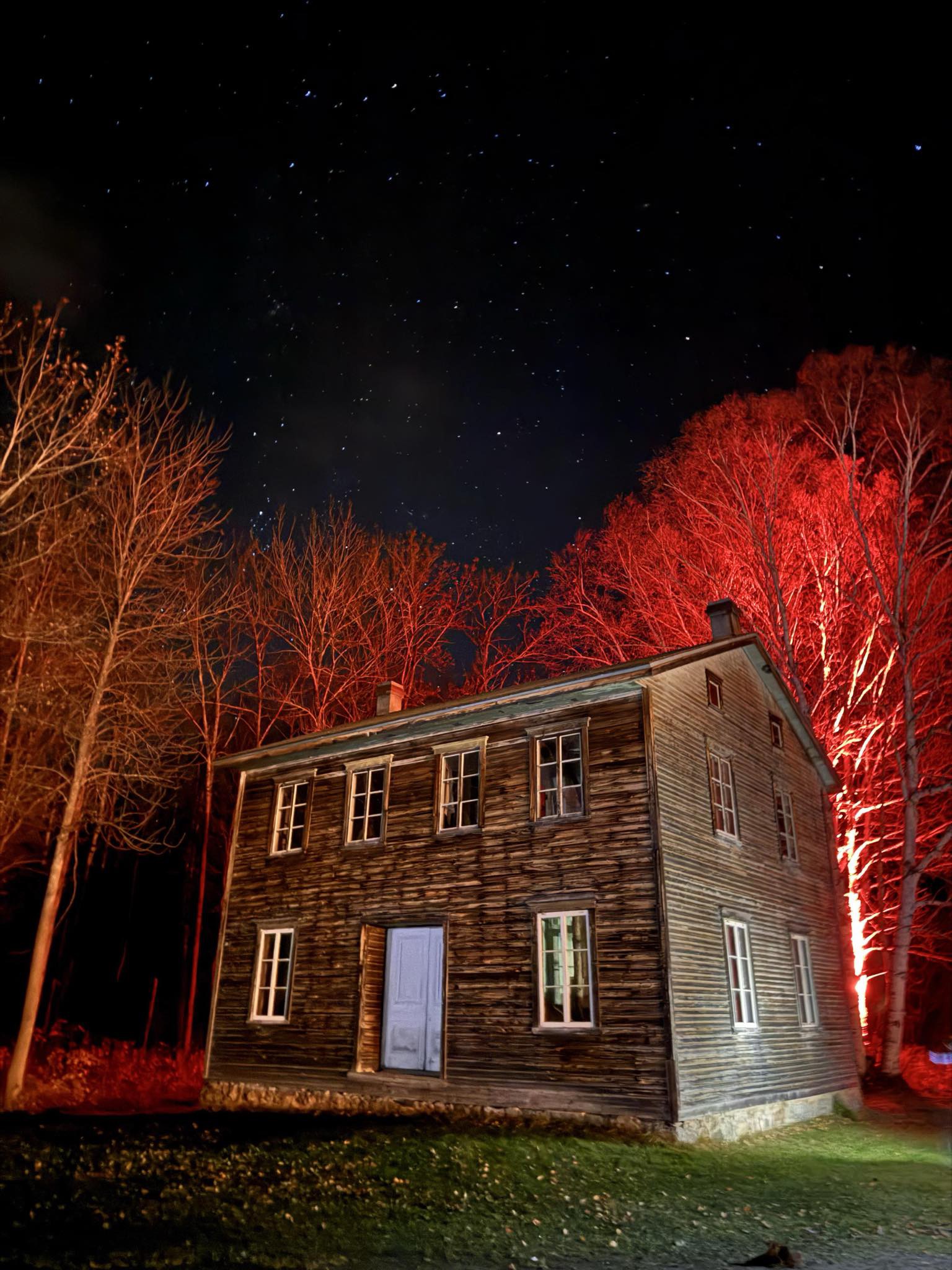 Maison Illuminée Rouge